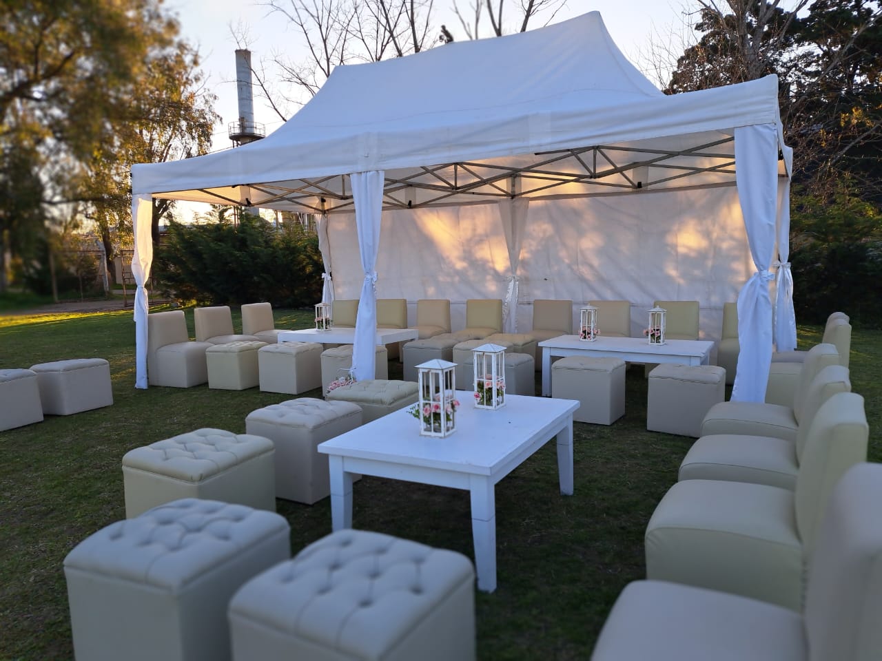 Living premium y carpa montados al atardecer